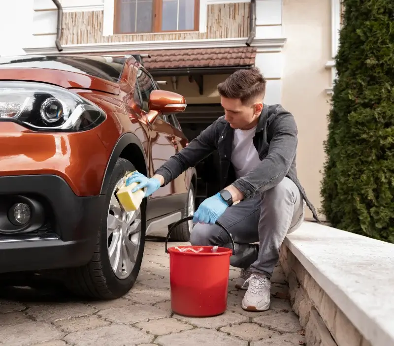 Lavage auto à domicile Île-aux-Moines : professionnel intervenant sur un véhicule